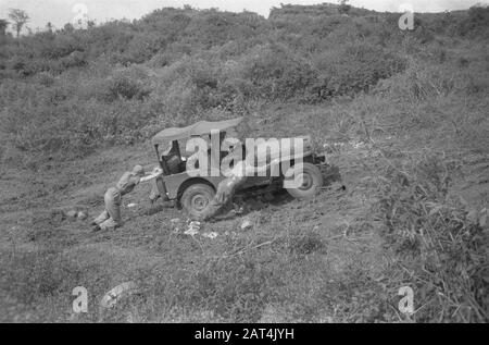 Régiment d'action 3 Princess Irene Brigade/Colonel Servais [Mission militaire belge] A/d Wine Purchase Bay Jeep est poussée en haut de la colline Date: 29 octobre 1947 lieu: Indonésie , Antilles néerlandaises de l'est Banque D'Images