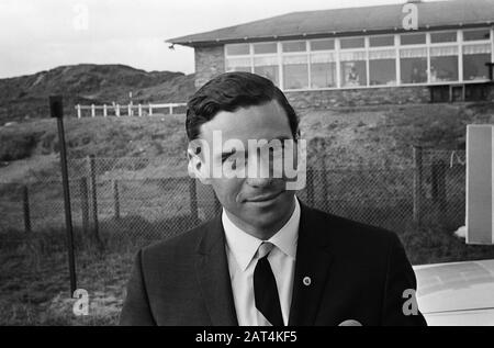 Nouveau Ford Corsair version 4 et nouveau Ford tracteur introduit sur le circuit de Zandvoort par le pilote de voiture britannique Jim Clark Jim Clark Date: 4 novembre 1965 lieu: Noord-Holland, Zandvoort mots clés: Industrie automobile, courses automobiles, circuits, portraits Nom personnel: Clark, Jim Banque D'Images