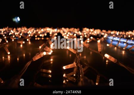 De petites lumières orange ou même des lumières de Noël Banque D'Images