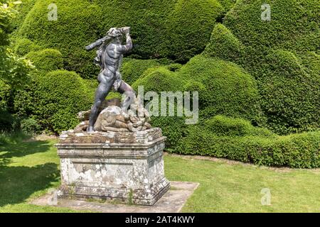 Statue d'Hercules qui brise l'hydre, le château de Powis, Powys, Pays de Galles, Royaume-Uni Banque D'Images