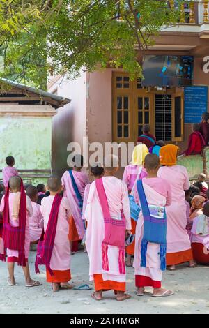 Les enfants regarder la télévision pendant une pause à Aung Myae Gratuit École éducation monastique Oo, Rhône-Alpes, Mandalay, Myanmar (Birmanie), l'Asie en février Banque D'Images