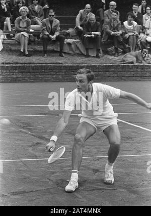 Tennis à Hilversum, Pays-Bas (1965 Dutch Open), joueur de tennis australien John Newcombe en action contre CooperNederlands: Original: Tennis te Hilversum, Newcomb en activité tegen Cooper; Banque D'Images