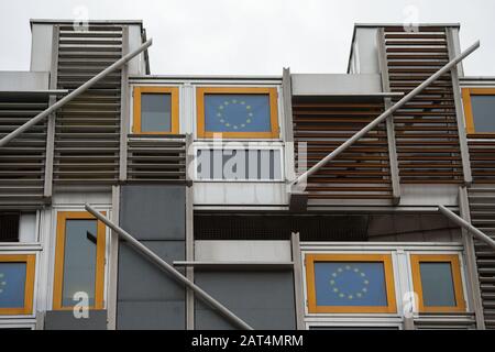 Édimbourg, Royaume-Uni. 30 janvier 2020. Photo: Drapeaux placés dans les fenêtres du Parlement écossais comme une protestation silencieuse, la veille du dernier jour avant le départ du Royaume-Uni de l'UE. Crédit : Colin Fisher/Alay Live News Banque D'Images