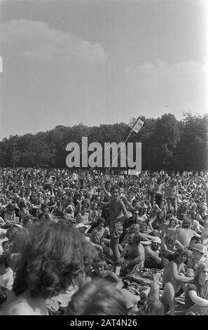 Holland Pop Festival à Kralingse Bos, Rotterdam; visiteurs du festival Jeune public du festival au cours de la représentation Date: 26 juin 1970 lieu: Kralingse Bos, Rotterdam, Zuid-Holland mots clés: Jeunesse, musique, festivals pop, public, sous-cultures Banque D'Images