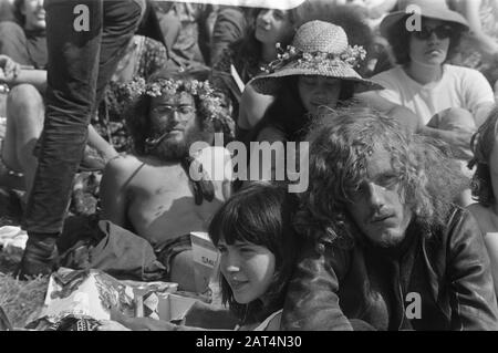 Holland Pop Festival à Kralingse Bos, Rotterdam; public Young festival audience avec chapeaux et guirlandes Annotation: Génération de Flowerpower Date: 26 juin 1970 lieu: Kralingse Bos, Rotterdam, Zuid- Holland mots clés: Festivals, jeunes, parcs, musique pop, public, sous-cultures Banque D'Images