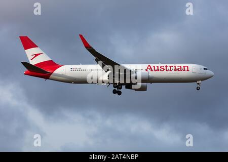 Vienne / Autriche - 29 novembre 2019: Austrian Airlines Boeing 767-300 OE-LAE passagers arrivée et atterrissage à l'aéroport international de Vienne Banque D'Images