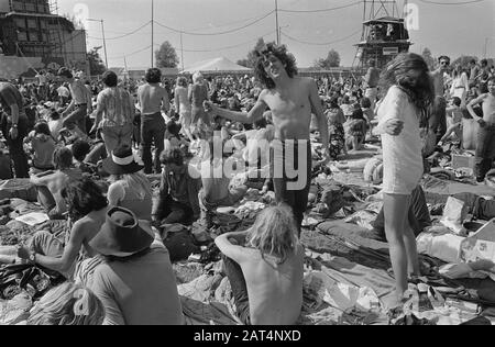 Holland Pop Festival à Kralingse Bos, Rotterdam; jeunes au cours du festival danse des jeunes Date : 26 juin 1970 lieu : Kralingse Bos, Rotterdam, Zuid-Holland mots clés : danses, festivals, jeunes, parcs, festivals pop, musique pop, sous-cultures Banque D'Images