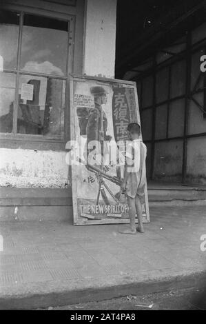 Soins de plein air et Soekaboemi Boy représente une affiche de cinéma avec des inscriptions chinoises et le titre anglais "The New Spirit of China" Annotation: Flora Cinema Date: Août 1947 lieu: Indonésie, Java, Hollandais East Indies Banque D'Images