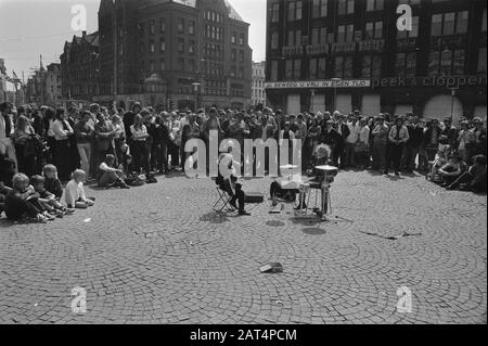 Boys op Dam, faire de la musique liée au festival de libération, Amsterdam Date: 5 mai 1970 lieu: Amsterdam, Noord-Holland mots clés: Parties, garçons, musique Banque D'Images