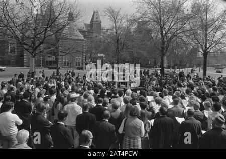 Boys op Dam, faire de la musique liée au festival de libération, Amsterdam; foules sur Museumplein liée au festival de libération Date: 5 mai 1970 lieu: Amsterdam, Noord-Holland mots clés: Festivals, MUSS, boys Banque D'Images