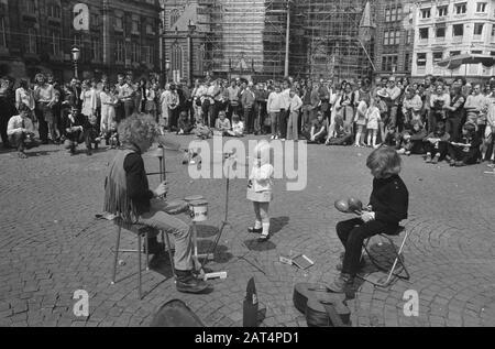 Boys op Dam, Making music related to libération festival, Amsterdam Date: 5 mai 1970 lieu: Amsterdam, Noord-Holland mots clés: Parties, MUSIQUE, garçons Banque D'Images