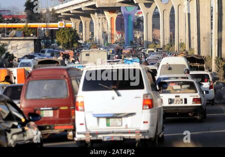 Pakistan. 30 janvier 2020. Vue de la confiture de trafic en raison de l'irresponsabilité du fonctionnaire de la police de la circulation, créant des problèmes pour le flux normal de la circulation montrant la négligence des autorités concernées, à Murree Road à Rawalpindi le jeudi 30 janvier 2020. Crédit: Asianet-Pakistan/Alay Live News Banque D'Images