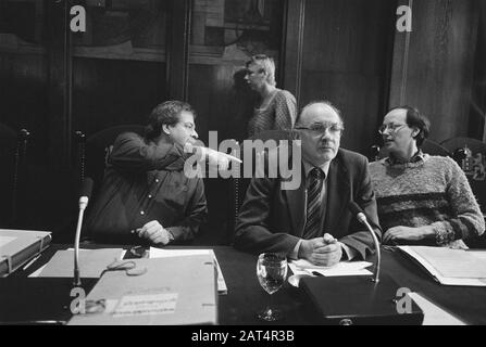 Le City Council Amsterdam se réunit sur les émeutes et l'évacuation des squat Lucky Luijk Alderthouders Schaefer (PvdA), Walraven (CPN) et Etty (PvdA). En arrière-plan Mme Klinkenberg (CPN) Date: 20 octobre 1982 lieu: Amsterdam, Noord-Holland mots clés: Conseils municipaux, réunions, aldermen Nom personnel: Etty, Walter, Jan Schaefer, Klinkenberg, Tineke van den Banque D'Images