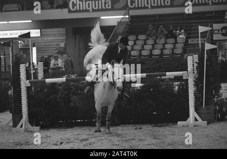 Saut Amsterdam en RAI; Anton Ebben sur Dorian Gray en action Annotation: Voir 239785 Date: 30 octobre 1970 mots clés: Concours Nom personnel: Ebben, Anton Nom de l'institution: Saut Amsterdam Banque D'Images