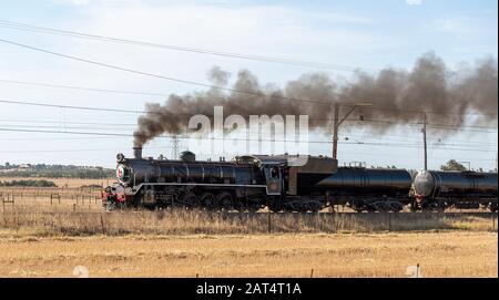 Hermon, Région De Swartland, Afrique Du Sud. Déc 2019. La locomotive noire Ceres Rail approchant Hermon à la vitesse Banque D'Images