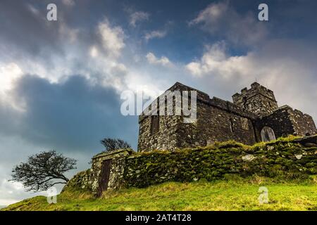 Église de Brentor , Devon, sous un ciel sombre Banque D'Images