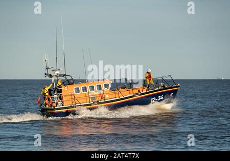 Aldeburgh Lifeboat - RNLB Freddie Cooper en action. Aldeburgh, Suffolk Banque D'Images