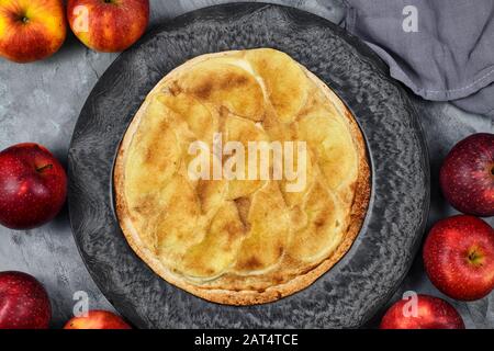 Sucré «Tarte Flambee» ou «Flamkuchen» de la région frontalière germano-française d'Alsace, une tarte cuite au four semblable à une fine pizza surmontée de tranches de pomme, sucre an Banque D'Images