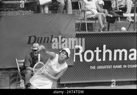 Open Dutch tennis Championships 1969 in Hilversum K. Kreutzche in action Date: 2 août 1969 lieu: Hilversum, Noord-Holland mots clés: Sport, tennis, compétitions Nom personnel: Kreutzche, K. Banque D'Images