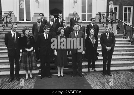 Cabinet Lubbers assermenté par la reine Beatrix Cabinet sur les marches du Palais Huis dix Bosch. flnr. 1ère rangée Van den Broek (affaires étrangères), Smit-Kroes (état de la circulation et de l'eau), Premier ministre Lubbers, Reine Beatrix, Van Aardenne (affaires économiques), Schoo (coopération au développement), de Koning (affaires sociales). 2ème rangée. De Ruiter (défense), Ruding (finance), Korthals Altes (justice), Rietkerk (affaires intérieures), Deetman (éducation). flnr 3ème rangée Brinkman (bien-être, santé publique et culture), Braks (agriculture), Winsemius (logement) Date : 4 novembre 1982 lieu : la Haye, Zuid-Holland mots clés : assermenté, Banque D'Images