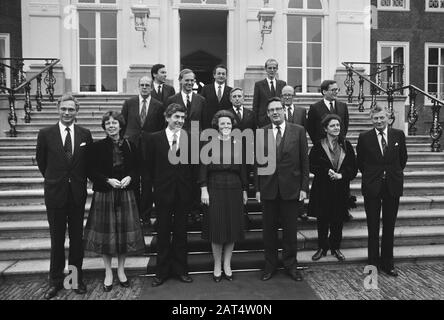 Cabinet Lubbers assermenté par la reine Beatrix Cabinet sur les marches du Palais Huis dix Bosch. flnr. 1ère rangée Van den Broek (affaires étrangères), Smit-Kroes (état de la circulation et de l'eau), Premier ministre Lubbers, Reine Beatrix, Van Aardenne (affaires économiques), Schoo (coopération au développement), de Koning (affaires sociales). 2ème rangée. De Ruiter (défense), Ruding (finance), Korthals Altes (justice), Rietkerk (affaires intérieures), Deetman (éducation). flnr 3ème rangée Brinkman (bien-être, santé et culture), Braks (agriculture), Winsemius (logement) Date : 4 novembre 1982 mots clés : assermenté, portraits de groupe, armoires, reines, minist Banque D'Images