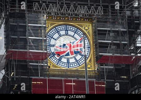 Londres, Royaume-Uni. 30 Janvier 2020. Un drapeau de l'Union Jack s'émouille devant la face de l'horloge de la Tour Elizabeth sur la place du Parlement la veille du départ du Royaume-Uni de l'Union européenne. Un événement de célébration doit avoir lieu sur la place le soir du 31 janvier à 23 heures, marquant l'heure de départ. Crédit: Stephen Chung / Alay Live News Banque D'Images