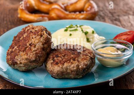 deux pâtés de viande bavarois sur une assiette Banque D'Images