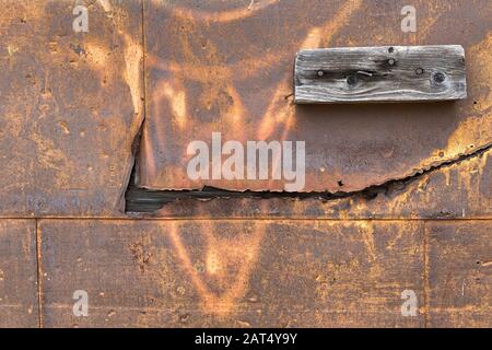 un mur en métal de fer peint délavé rouillé Banque D'Images