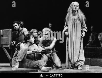 Hugh Quarshie (Aaron), Peter Chelsom (Alarbus), Colin Tarrant (Chiron), Roger Allam (Demetrius) et Sheila Hancock (Tamora) à TITUS ANDRONICUS par Shakespeare dirigé par John Barton pour la Royal Shakespeare Company (RSC) à Stratford-upon-Avon en 1981. Sheila Hancock, actrice et auteure anglaise, née en 1933. A décerné une OBE en 1974 et une CBE en 2011. Banque D'Images