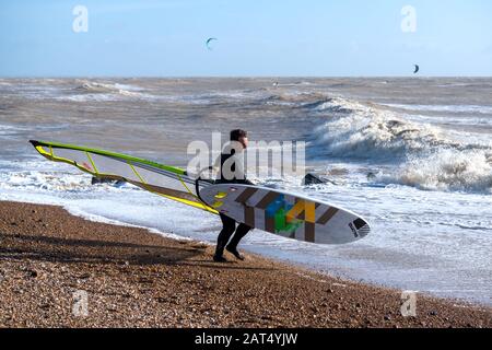 Goring-BY-SEA, WEST SUSSEX/UK - 28 JANVIER : Windsurfer à Goring-by-Sea dans West Sussex le 28 janvier 2020. Personne non identifiée Banque D'Images