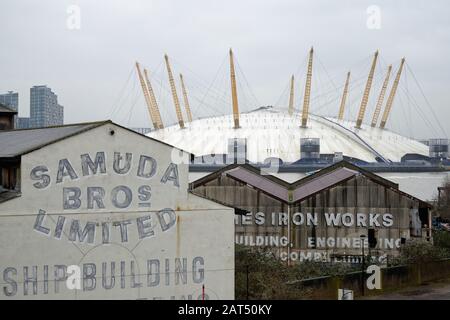 Vue sur le London Dome, l'°2, en face de la Tamise depuis Canning Town East London England UK Banque D'Images