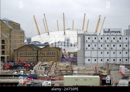 The London Dome, O2 Arena, vue de Canning Town avec le site de développement de logements Goodluck Hope au premier plan, East London England UK Banque D'Images