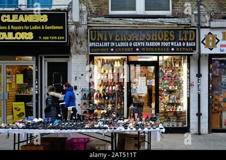 La vitrine d'un ancien magasin de chaussures sur Wentworth Street Whitechapel East London England UK Banque D'Images