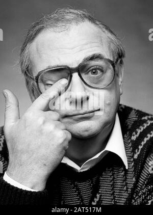 Roy Hudd OBE. Portrait pris en avril 1988 Banque D'Images