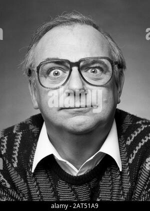 Roy Hudd OBE. Portrait pris en avril 1988 Banque D'Images