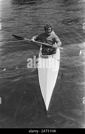 Concours internationaux de canoë 1972 au Zaan à Zaanstad canoë Mieke Jaapies en action Date: 11 juin 1972 lieu: Noord-Holland, Zaanstad mots clés: Canaux, canoës, sports, concours Nom personnel: Jaapies, Mieke Banque D'Images