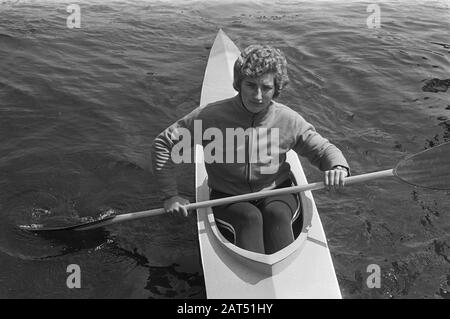 Concours internationaux de canoë 1972 au Zaan à Zaanstad canoë Mieke Jaapies en action Date: 11 juin 1972 lieu: Noord-Holland, Zaanstad mots clés: Canaux, canoës, sports, concours Nom personnel: Jaapies, Mieke Banque D'Images