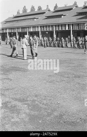 Don du Lion de bronze au capitaine Marijs le capitaine Marijs (à droite) est félicité par le colonel D.R.A. van Langen, commandant de la brigade T Date : juillet 1947 lieu : Indonésie, Antilles néerlandaises Banque D'Images