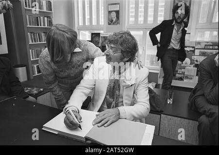 Karel Appel a signé un livre sur sa personne dans la librairie moderne Bas à Amsterdam Leidsestraat, Karel Appel signe livre Date: 4 octobre 1980 mots clés: Livres, librairies, peintres, signe Nom personnel: Appel, Karel Banque D'Images