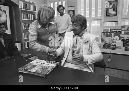 Karel Appel a signé un livre sur sa personne dans la librairie moderne Bas à Amsterdam Leidsestraat, Karel Appel signe livre Date: 4 octobre 1980 mots clés: Livres, librairies, peintres, signe Nom personnel: Appel, Karel Banque D'Images