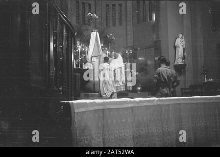 Christmas Postweg/Catholic Church Service Culte Catholique Dans Une Église Date: 2 Décembre 1946 Lieu: Bogor, Indonésie, Hollandais East Indies Banque D'Images