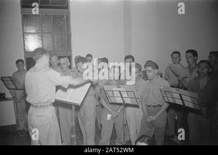 Christmas Postweg/Catholic Church Service culte catholique dans un théâtre ou un cinéma. Chœur Des Hommes Date : 2 Décembre 1946 Lieu : Bogor, Indonésie, Antilles Néerlandaises De L'Est Banque D'Images