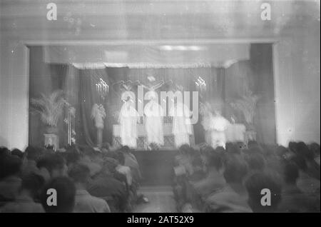 Christmas Postweg/Catholic Church Service culte catholique dans un théâtre ou un cinéma Date: 2 décembre 1946 lieu: Bogor, Indonésie, Hollandais East Indies Banque D'Images