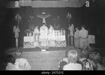 Christmas Postweg/Catholic Church Service culte catholique dans un théâtre ou un cinéma Date: 2 décembre 1946 lieu: Bogor, Indonésie, Hollandais East Indies Banque D'Images