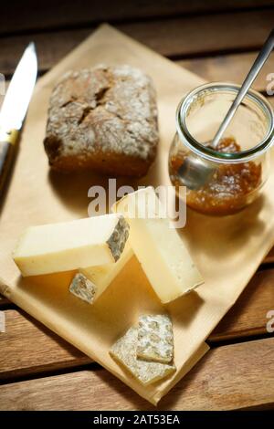 Fromage sicilien assaisonné de Casonovo, oignons confits et pain complet maison, Sicile, Italie, Europe Banque D'Images