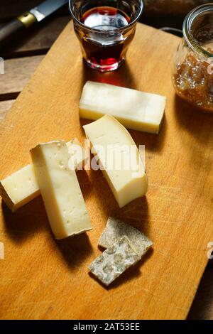 Fromage sicilien affiné de Casonovo, oignons confits et un verre de vin rouge Syrah, Sicile, Italie, Europe Banque D'Images