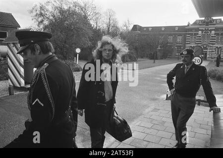 Manifestation d'objecteurs à Nieuwersluis Kees Vellekoop, flanquée de deux employés de la marechausse Annotation: Degienweigeraar Kees Vellekoop, qui s'est opposé aux objections de conscience lors de la procédure de reconnaissance des motifs politiques, n'a pas été reconnu comme objecteur de conscience et emprisonné dans le centre pénal militaire à Nieuwersluis Date: 15 novembre 1973 lieu: Serveurs, démonstrations Banque D'Images