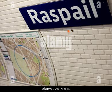 Identification murale à l'intérieur de Raspail (Paris Métro) Banque D'Images