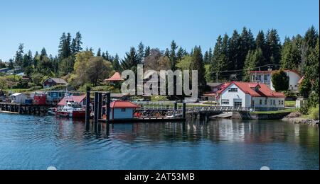 Vue sur l'eau de la station de la Garde côtière de Bamfield à l'embouchure de l'entrée Alberni, Bamfield, île de Vancouver (Colombie-Britannique) Banque D'Images