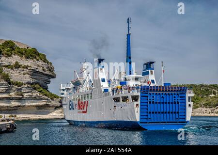 Mme Ichnusa, ferry venant de Santa Teresa Gallura, Sardaigne, approchant de la Gare maritime au port, à Bonifacio, Corse-du-Sud, Corse, France Banque D'Images